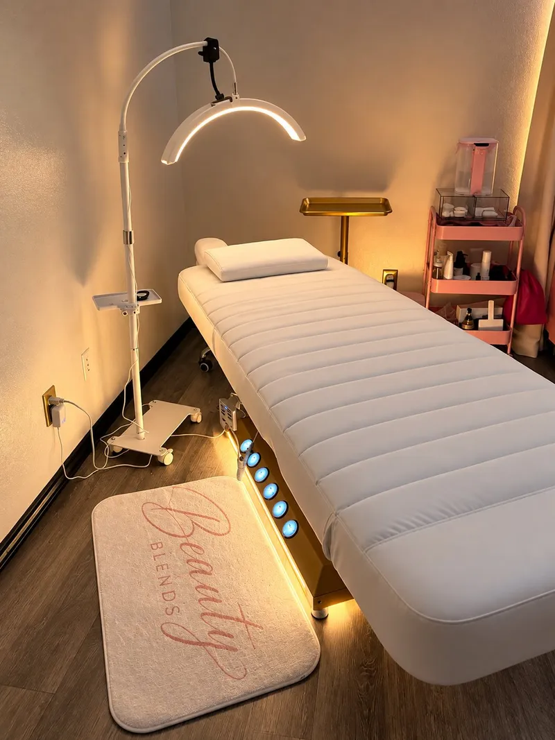 Treatment room with a facial bed, LED light lamp and a Beauty Blends mat